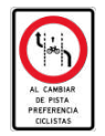 Señal de tránsito PREFERENCIA CICLISTAS AL CAMBIAR DE PISTA